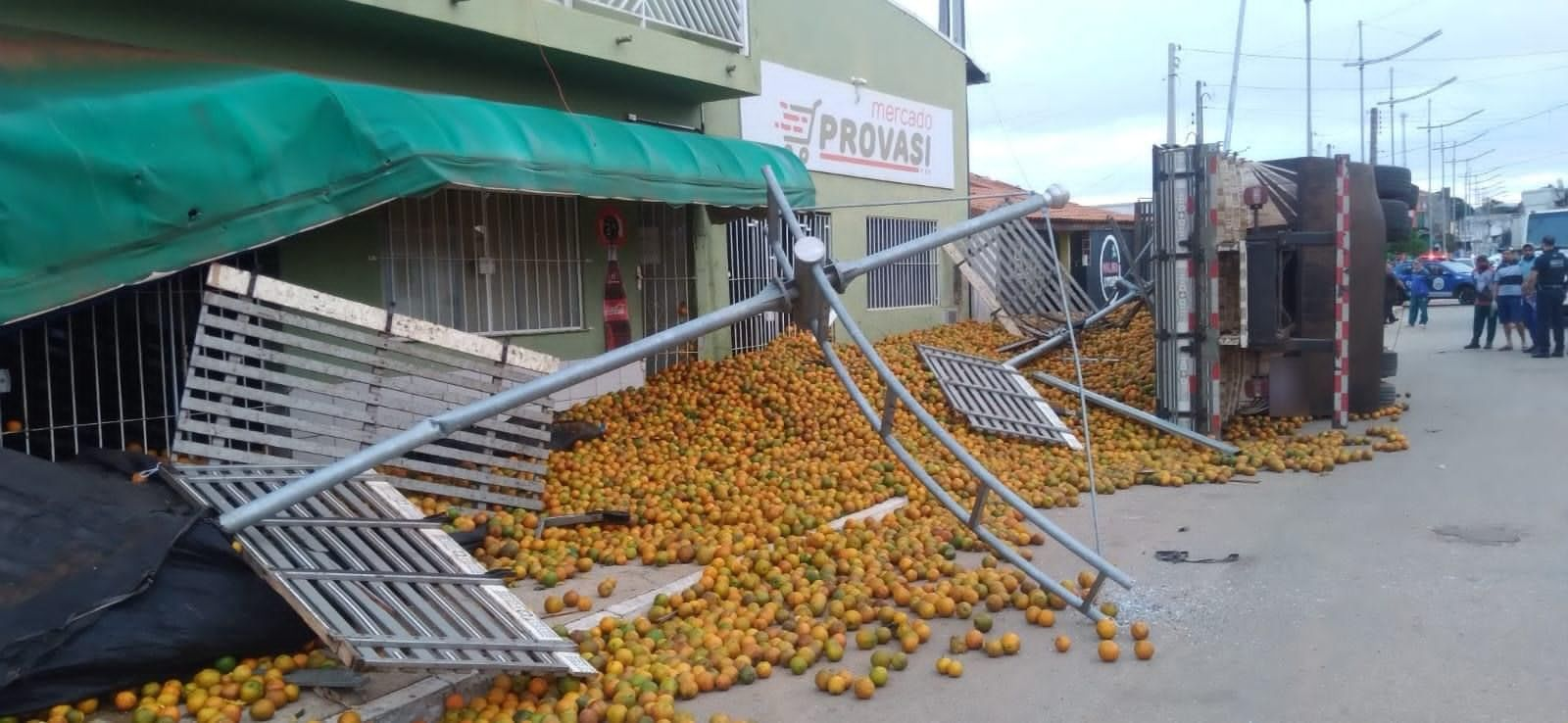 Caminhão carregado laranjas perde freio e tomba em Buri Itapeva