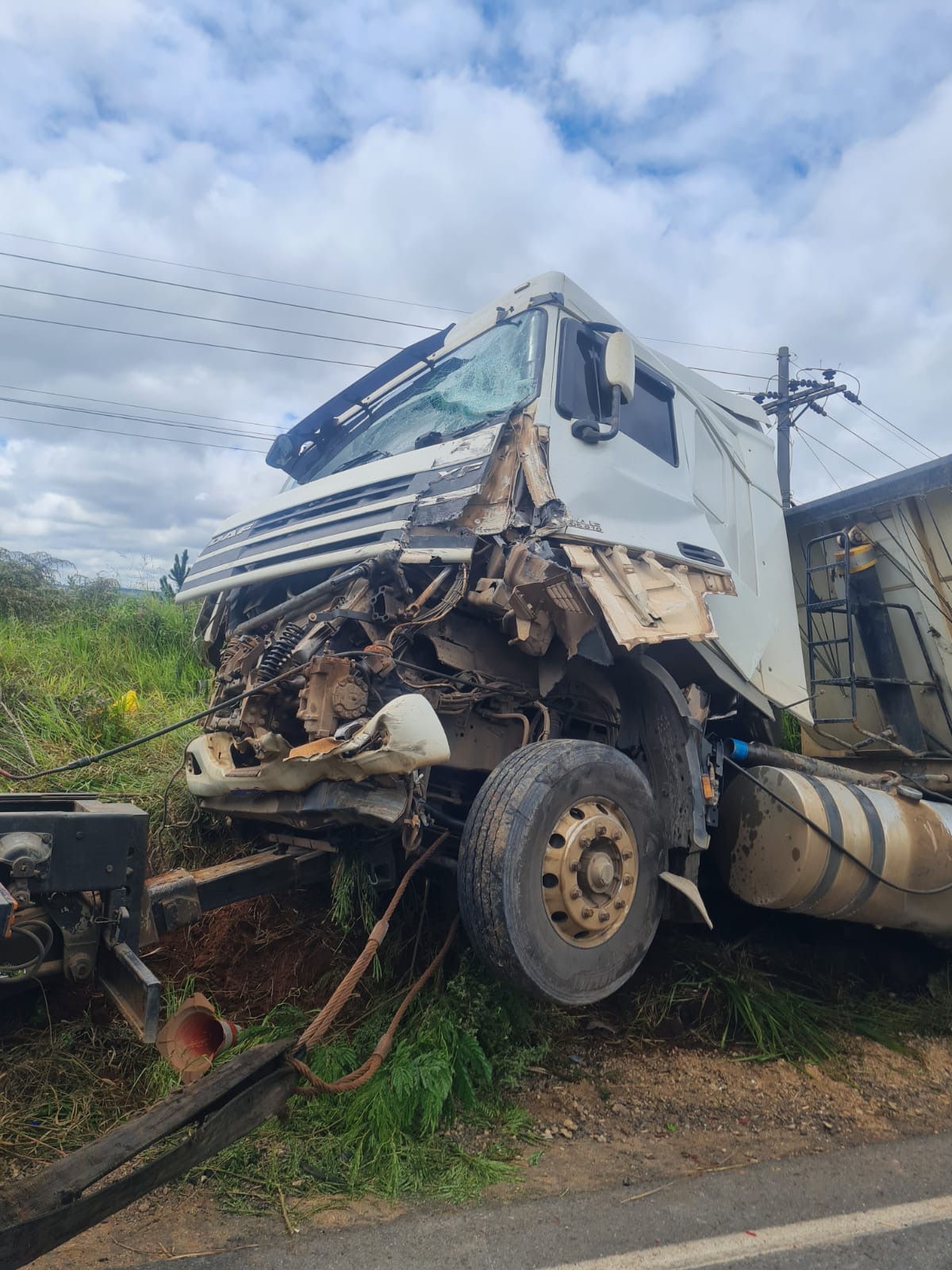 Dois caminhões batem de frente na Rodovia entre Itapeva e Nova Campina